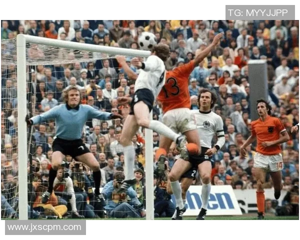 被誉为皇帝的传奇足球巨星贝肯鲍尔辉煌生涯全景解读